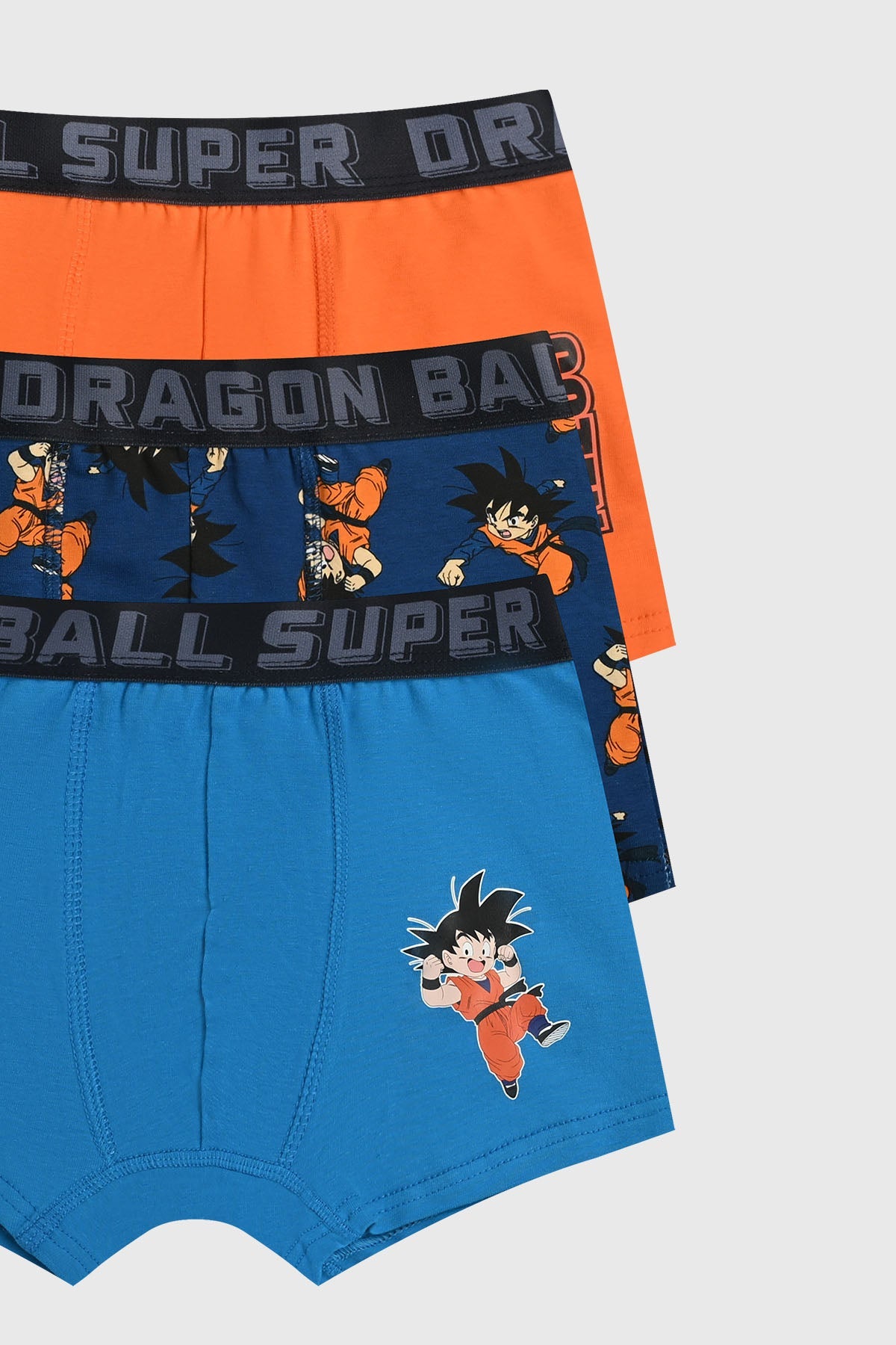 Pack de boxers en azul, naranja y azul marino con estampados de Goku en acción y la frase Dragon Ball Super, ideal para fans de la saga.