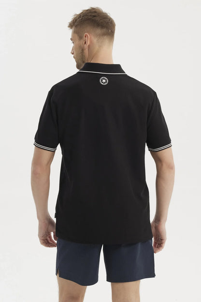 Polera Piqué negra con detalles en blanco, presenta el icónico casco de Darth Vader y la frase 'DEATH VADER', ideal para fans de Star Wars.