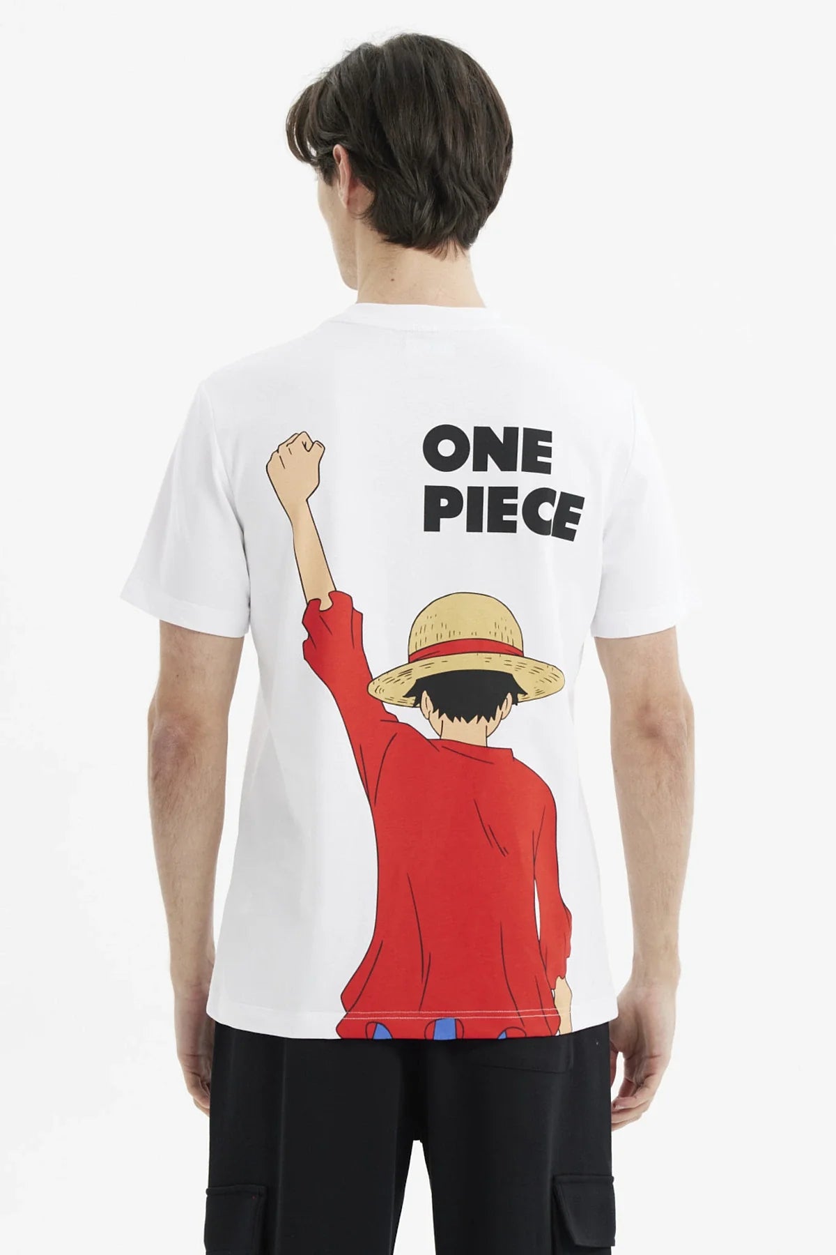 Polera blanca de algodón con el icónico logo de Luffy de One Piece, estampado en el pecho con colores vibrantes, perfecta para mostrar tu amor por la aventura en alta mar.
