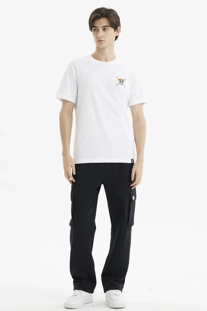 Polera blanca de algodón con el icónico logo de Luffy de One Piece, estampado en el pecho con colores vibrantes, perfecta para mostrar tu amor por la aventura en alta mar.