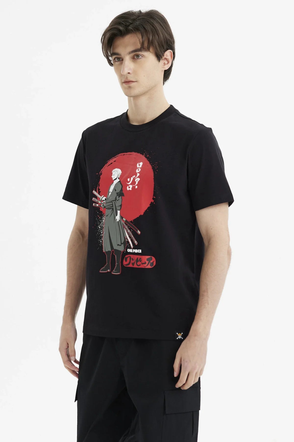 Polera negra de algodón con ilustración de Roronoa Zoro de One Piece, mostrando su katana en un fondo rojo con detalles en blanco y negro.