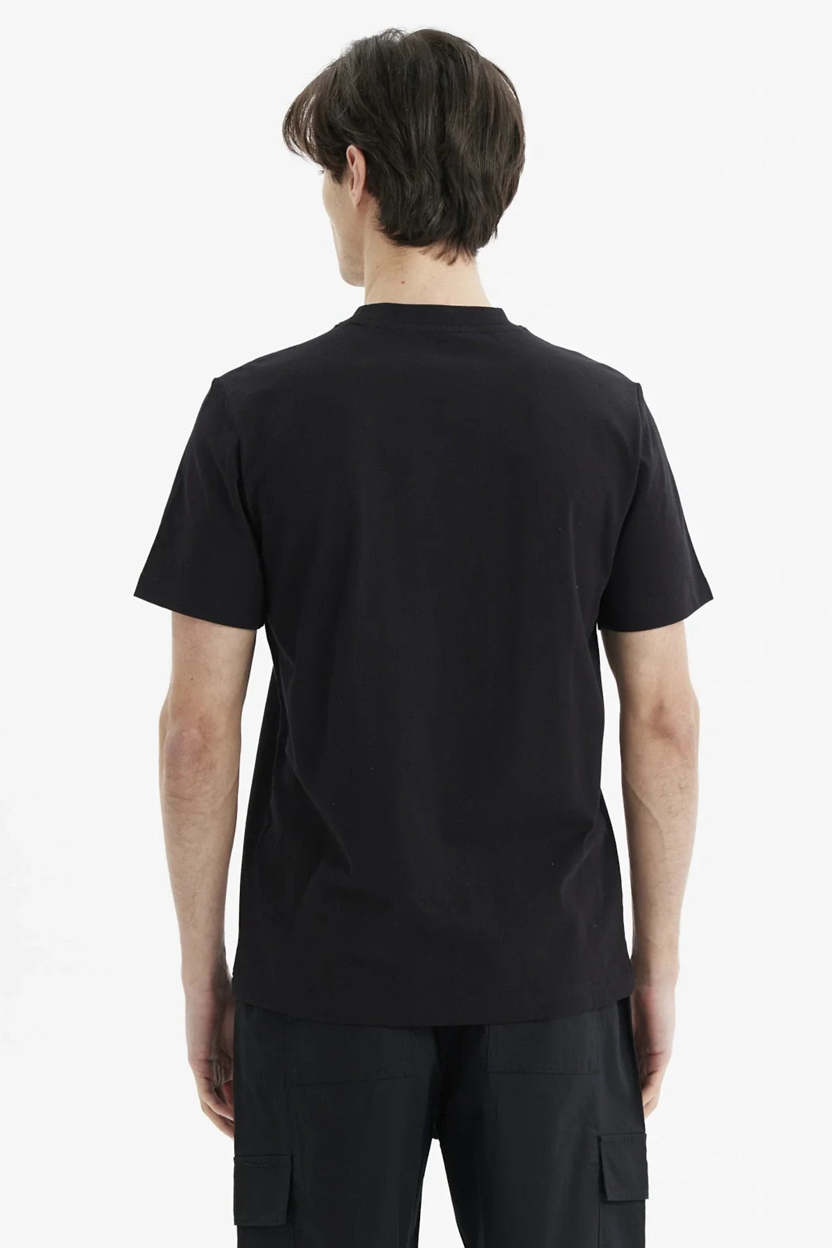 Polera negra de algodón con ilustración de Roronoa Zoro de One Piece, mostrando su katana en un fondo rojo con detalles en blanco y negro.