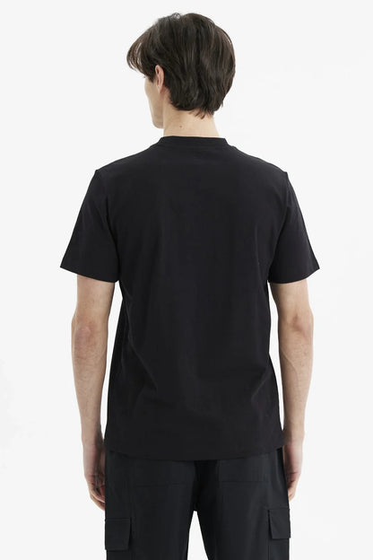 Polera negra de algodón con ilustración de Roronoa Zoro de One Piece, mostrando su katana en un fondo rojo con detalles en blanco y negro.