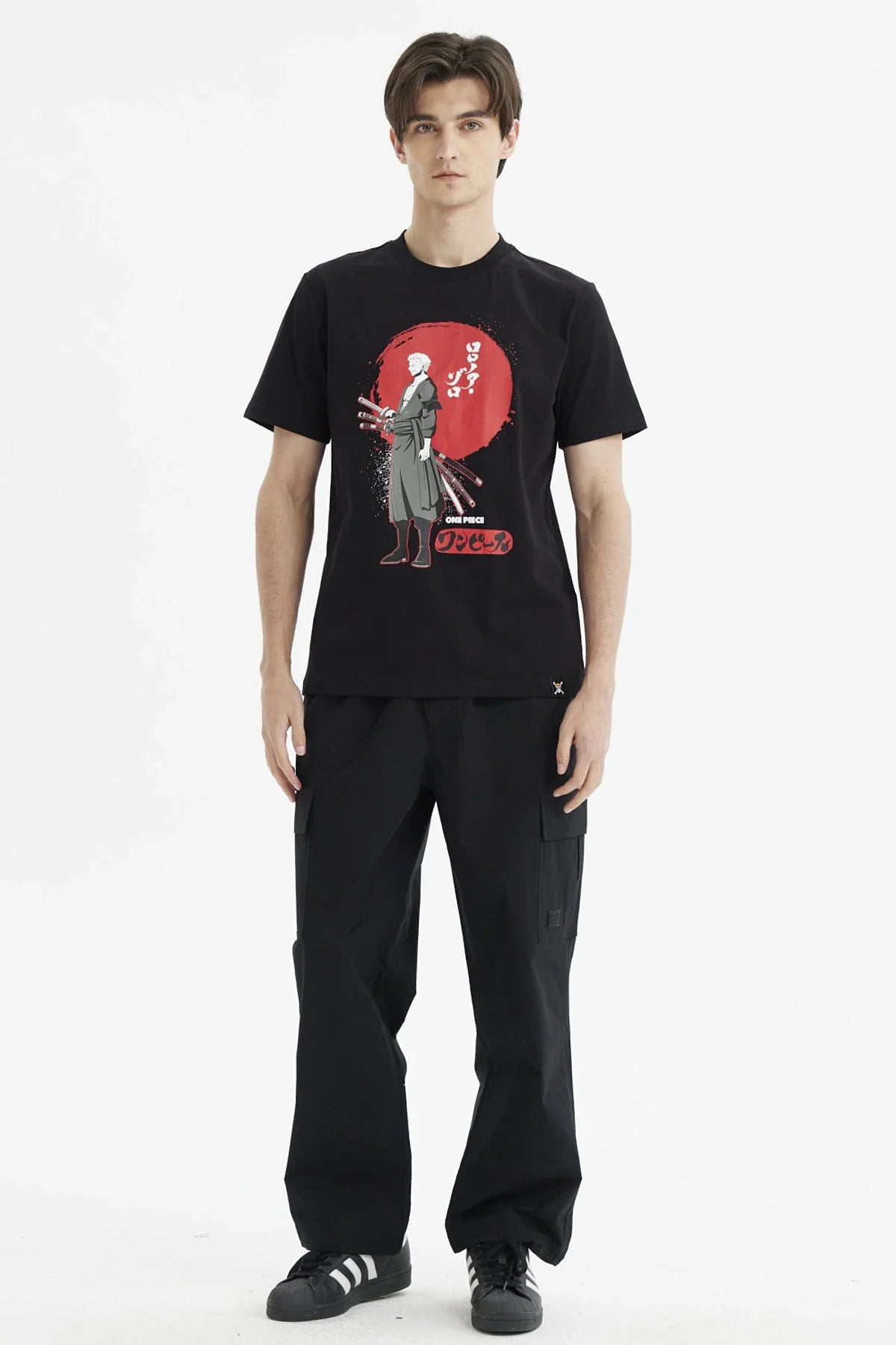 Polera negra de algodón con ilustración de Roronoa Zoro de One Piece, mostrando su katana en un fondo rojo con detalles en blanco y negro.