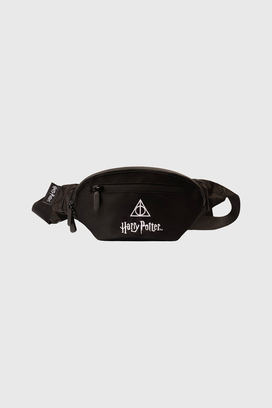 Banano negro de Harry Potter con el icónico símbolo de las Reliquias de la Muerte y el logo de Harry Potter en blanco, ideal para llevar tus hechizos y objetos mágicos.