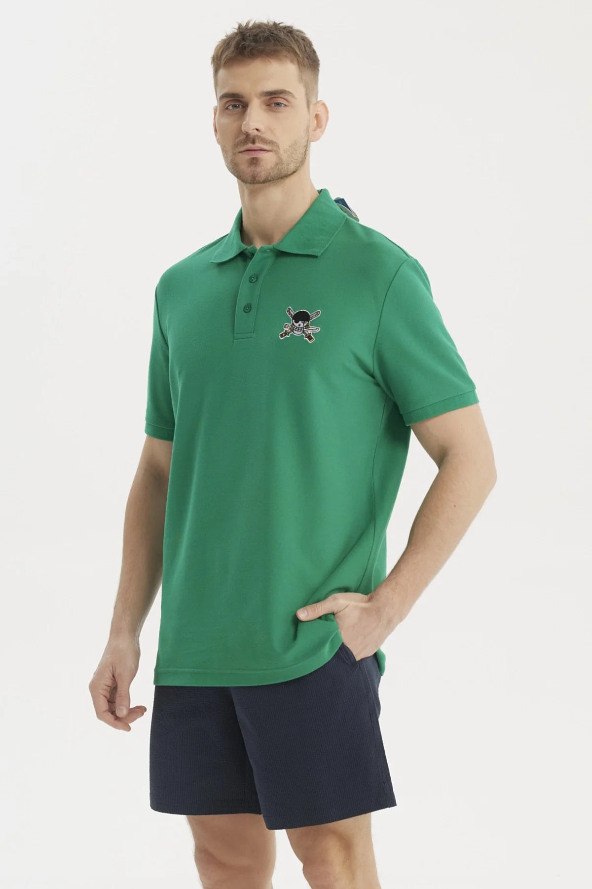 Polera Piqué verde con bordado de calavera pirata y espadas cruzadas, representando a los Sombreros de Paja de One Piece, ideal para aventuras en alta mar.