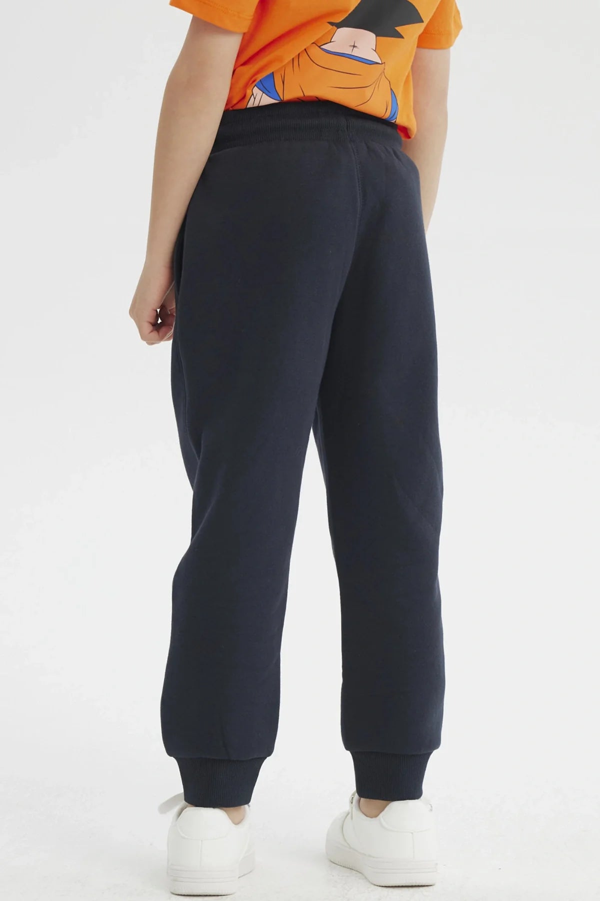 Pantalón buzo azul marino con el icónico emblema de la Tortuga Genial en el muslo, ideal para fans de Dragon Ball Z, perfecto para aventuras cotidianas.