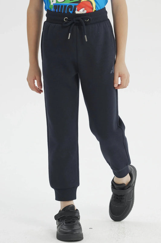 Pantalón buzo azul marino de Holly Concept con ajuste en la cintura y puños, ideal para aventuras urbanas o momentos de relax.