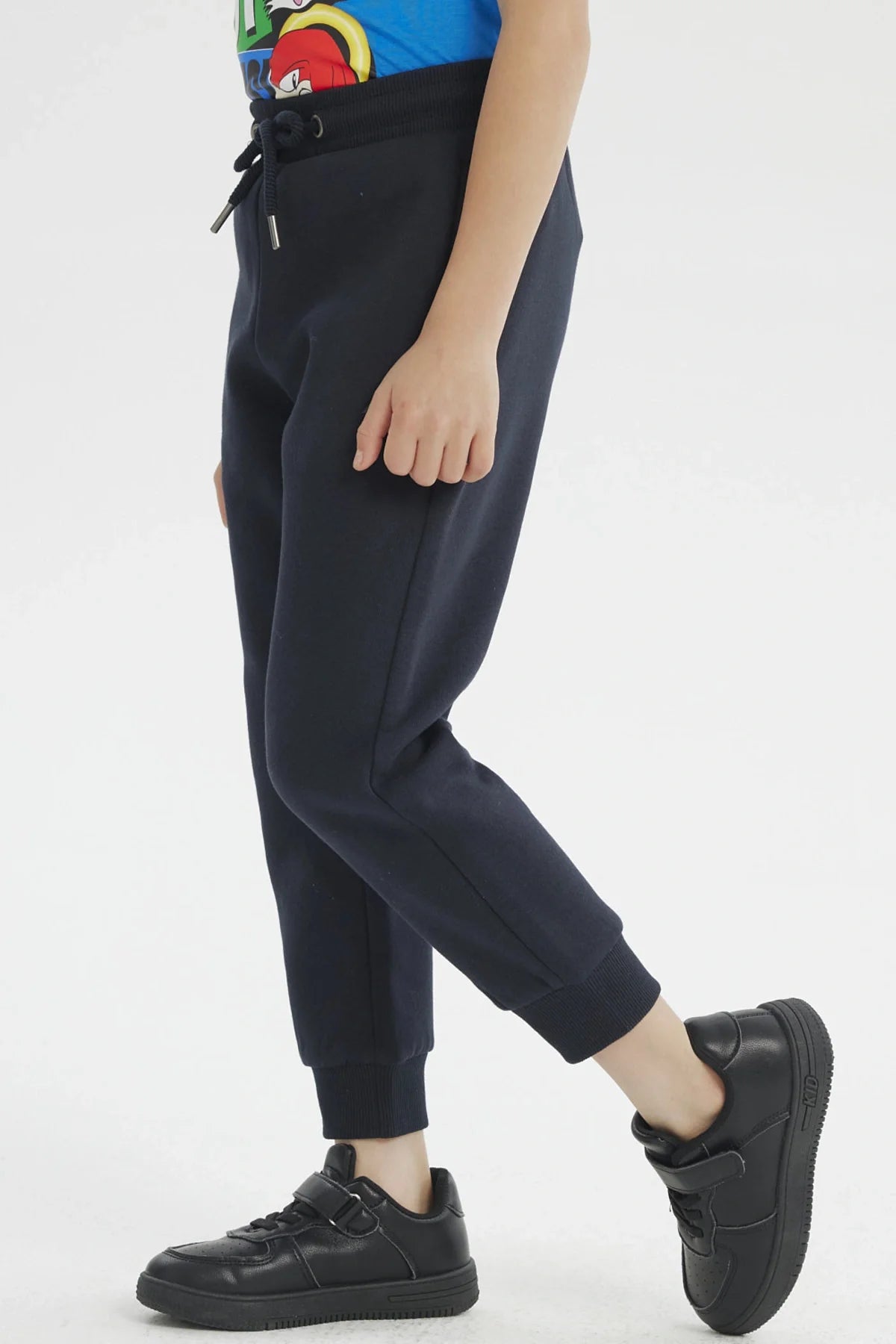 Pantalón buzo azul marino de Holly Concept con ajuste en la cintura y puños, ideal para aventuras urbanas o momentos de relax.