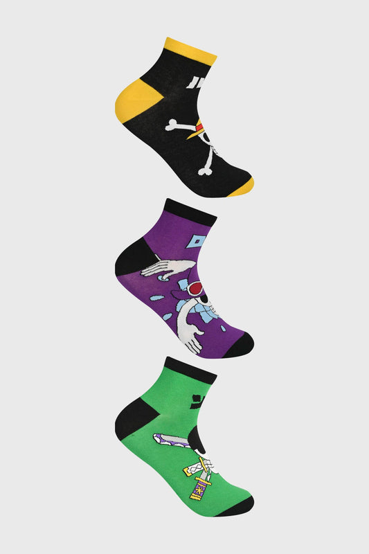 Tripack de calcetas de One Piece con fondo negro, morado y verde, presentan estampados icónicos como el símbolo de los piratas, la escena de Brook y su espada.