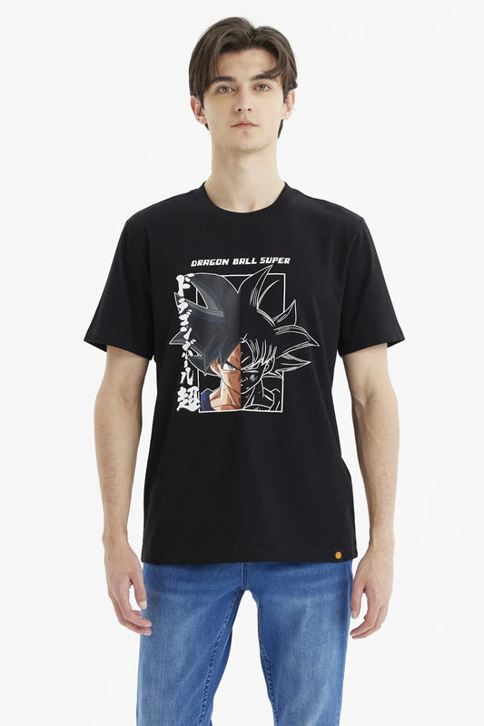 Polera negra de Dragon Ball Super con un diseño que muestra a Goku en un estilo de ilustración manga, destacando su mirada intensa y cabello icónico.