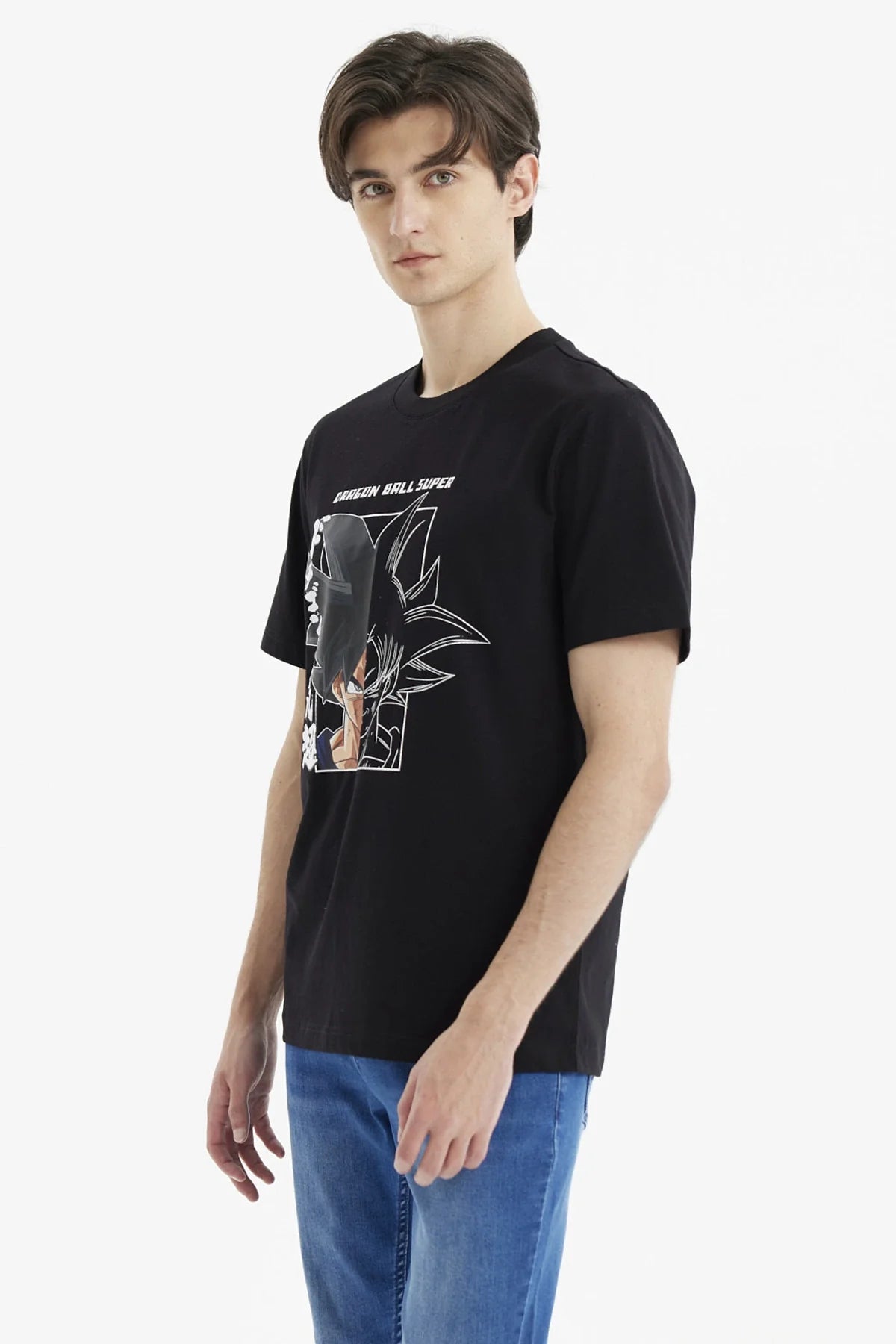 Polera negra de Dragon Ball Super con un diseño que muestra a Goku en un estilo de ilustración manga, destacando su mirada intensa y cabello icónico.