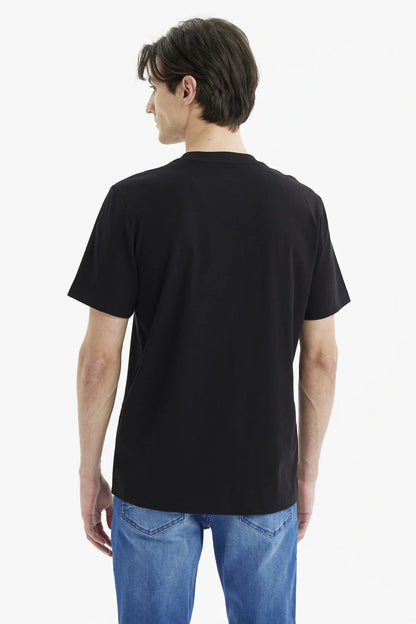 Polera negra de Dragon Ball Super con un diseño que muestra a Goku en un estilo de ilustración manga, destacando su mirada intensa y cabello icónico.