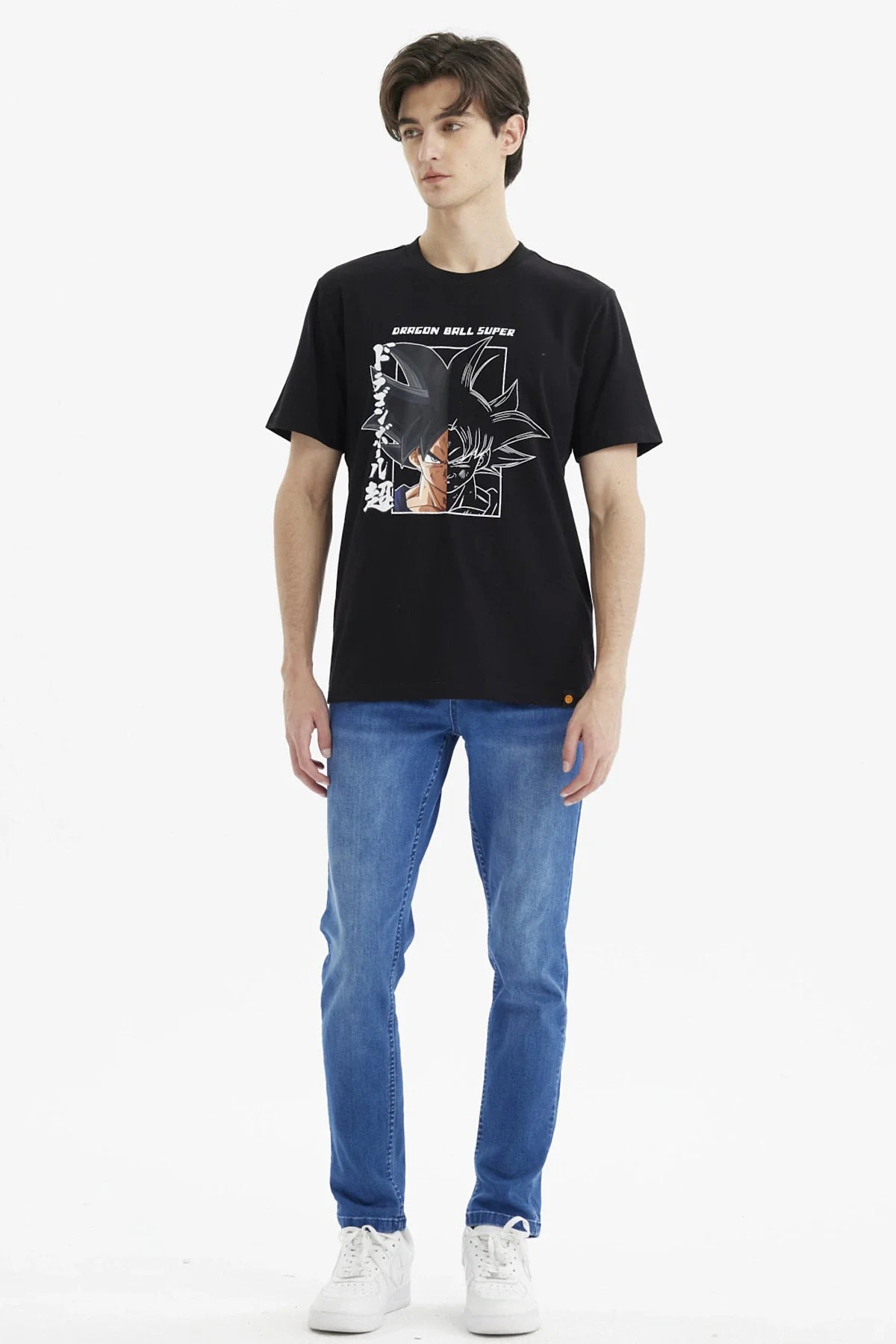 Polera negra de Dragon Ball Super con un diseño que muestra a Goku en un estilo de ilustración manga, destacando su mirada intensa y cabello icónico.