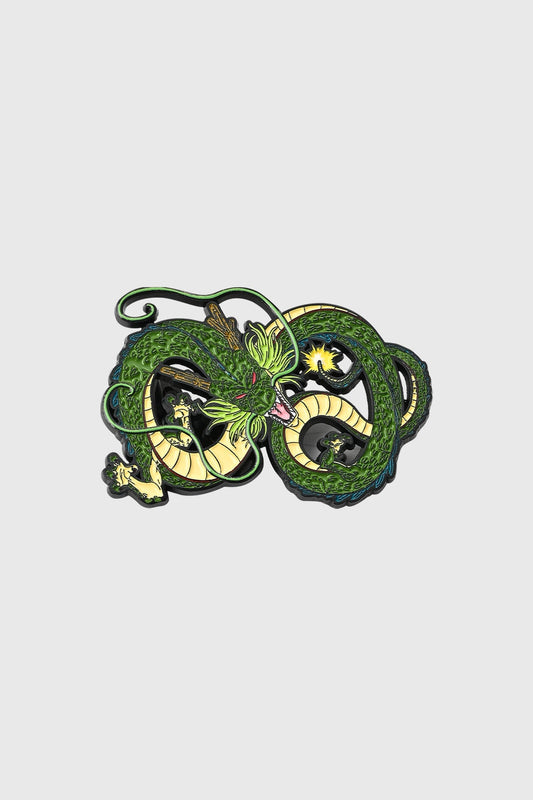 Pin verde de Shenron, el dragón de Dragon Ball, con detalles vibrantes y dinámicos que capturan su esencia mística y poderosa en un diseño impactante.