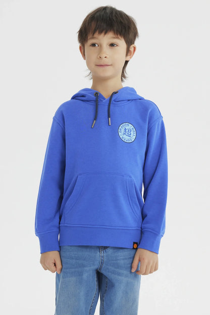 Polerón azul con capucha, presenta un logo circular de Dragon Ball en el pecho, ideal para los fans de Vegeta, combinando comodidad y estilo.