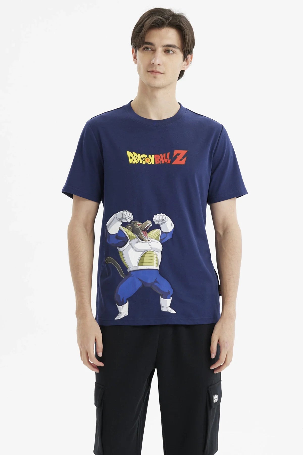 Polera azul marino con estampado de Ōzaru de Dragon Ball Z mostrando su fuerza, con el logo en la parte superior, ideal para fans del anime.