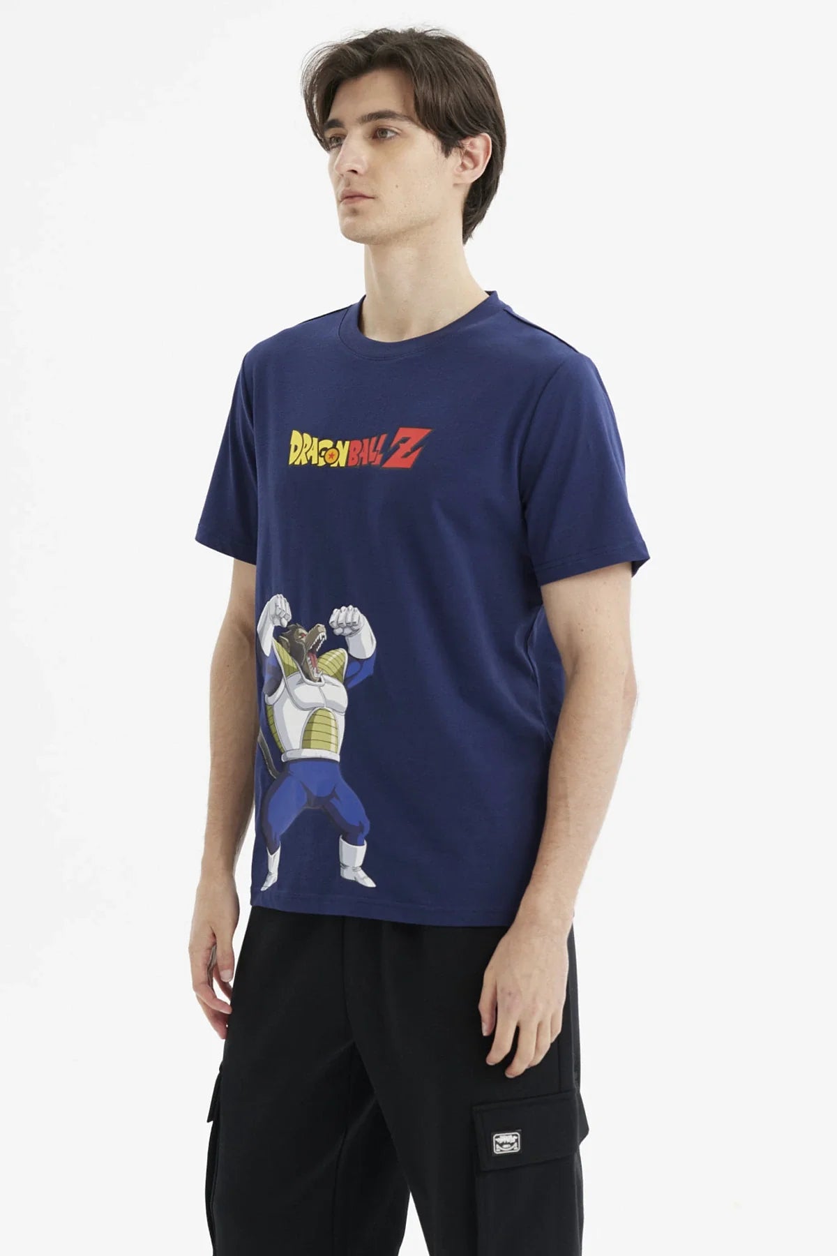 Polera azul marino con estampado de Ōzaru de Dragon Ball Z mostrando su fuerza, con el logo en la parte superior, ideal para fans del anime.