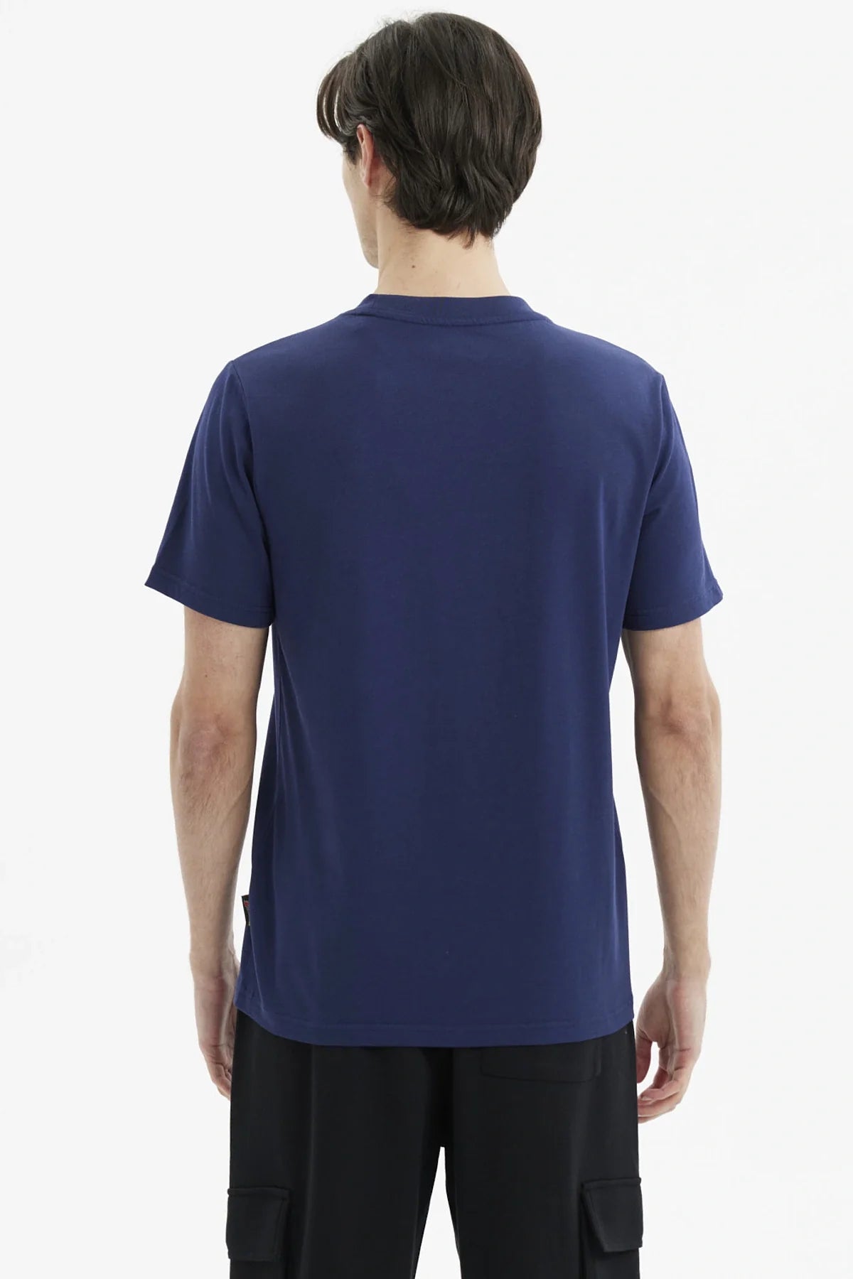 Polera azul marino con estampado de Ōzaru de Dragon Ball Z mostrando su fuerza, con el logo en la parte superior, ideal para fans del anime.