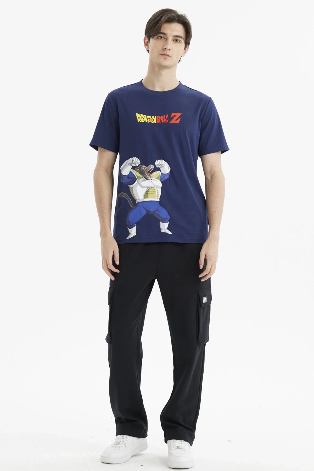Polera azul marino con estampado de Ōzaru de Dragon Ball Z mostrando su fuerza, con el logo en la parte superior, ideal para fans del anime.