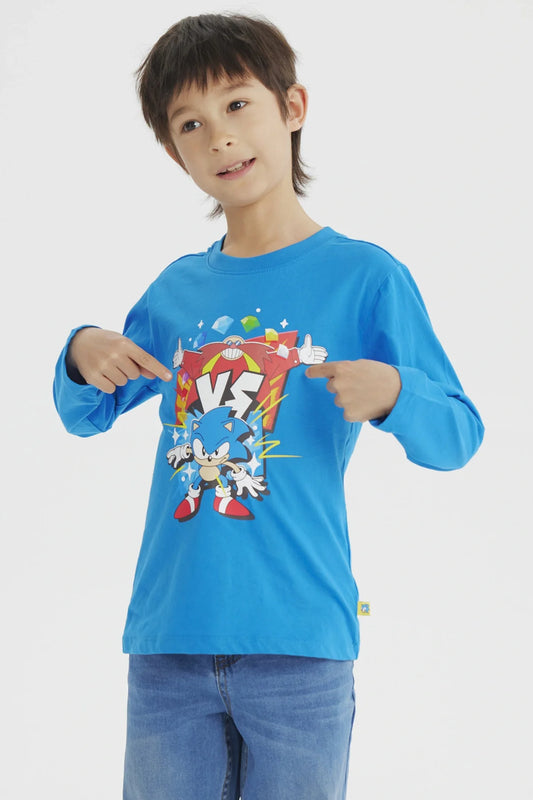 Polera azul con estampado de Sonic y Dr. Eggman en acción, mostrando el clásico enfrentamiento entre héroe y villano, ideal para fans de Sega.