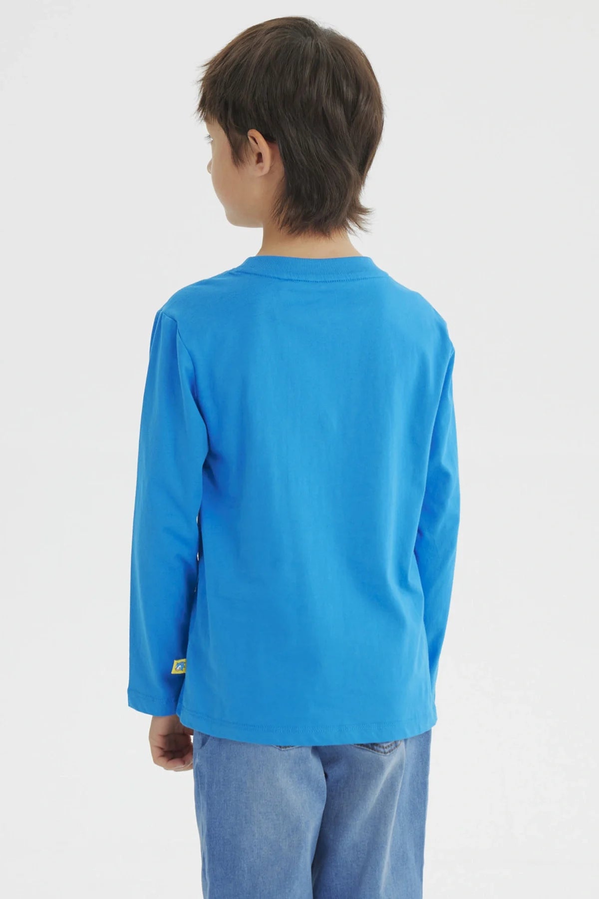 Polera azul con estampado de Sonic y Dr. Eggman en acción, mostrando el clásico enfrentamiento entre héroe y villano, ideal para fans de Sega.