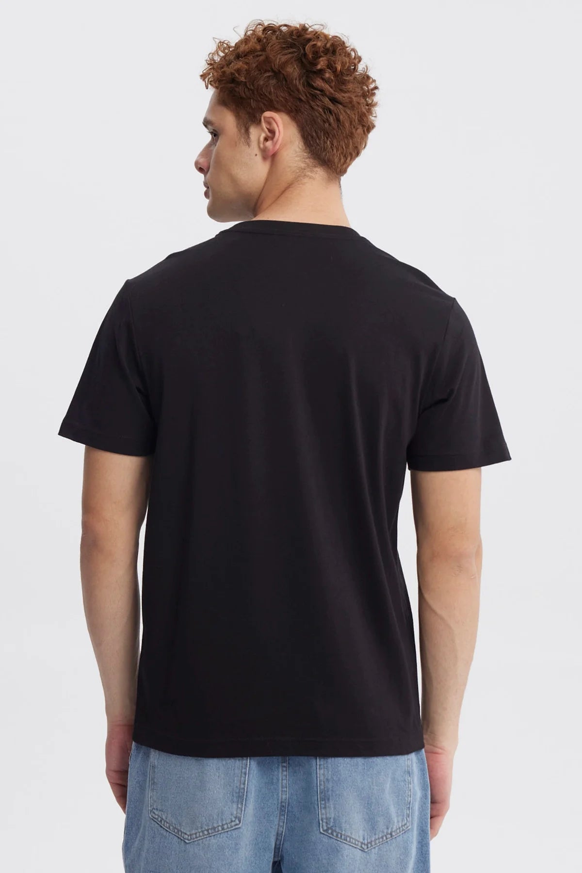 Polera negra de Back to the Future con un diseño vibrante que muestra el DeLorean rodeado de llamas y rayos, evocando la icónica saga de viajes en el tiempo.