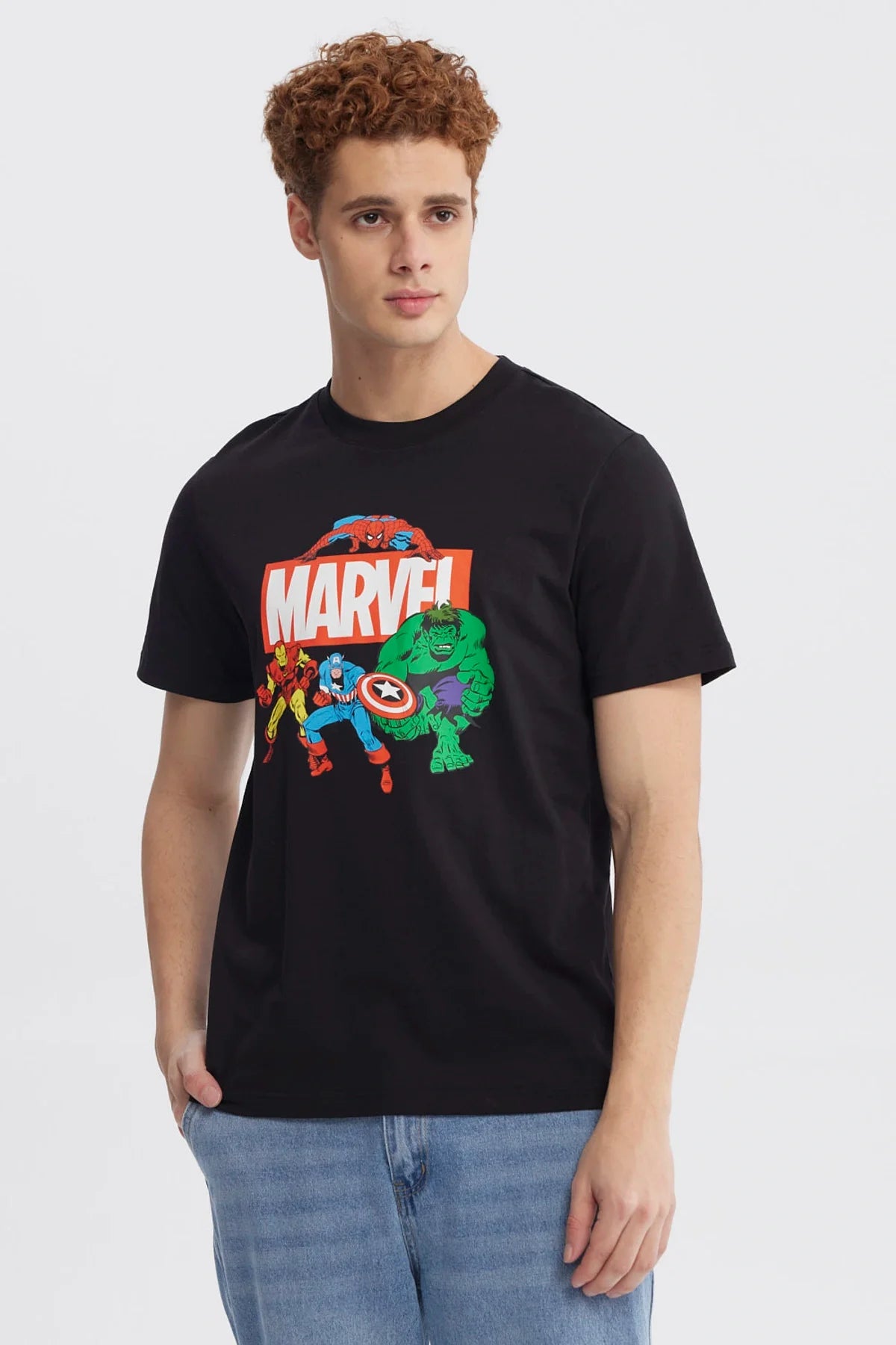 Polera negra con estampado colorido de los Avengers en estilo cómic, mostrando a Spider-Man, Iron Man, Capitán América y Hulk en acción, ideal para fans de Marvel.