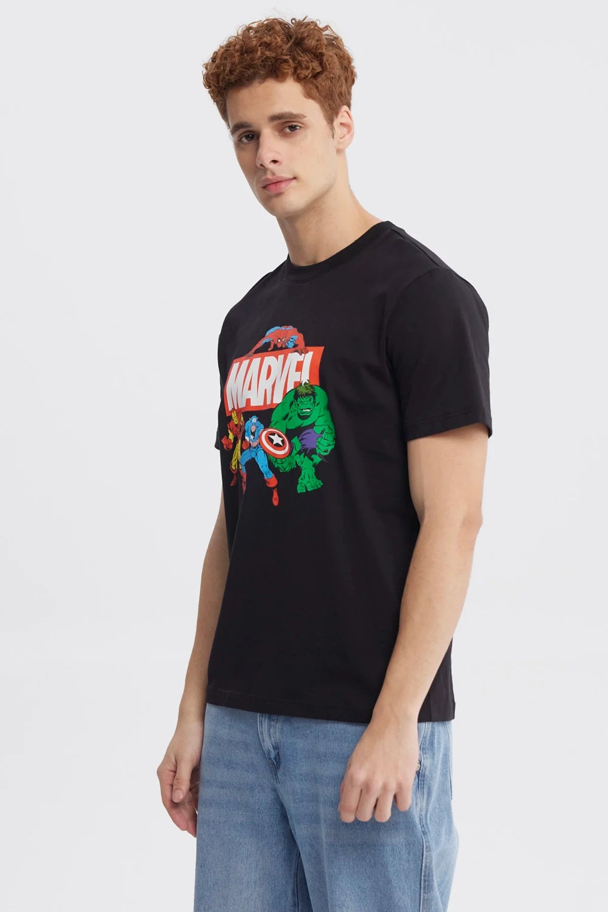 Polera negra con estampado colorido de los Avengers en estilo cómic, mostrando a Spider-Man, Iron Man, Capitán América y Hulk en acción, ideal para fans de Marvel.
