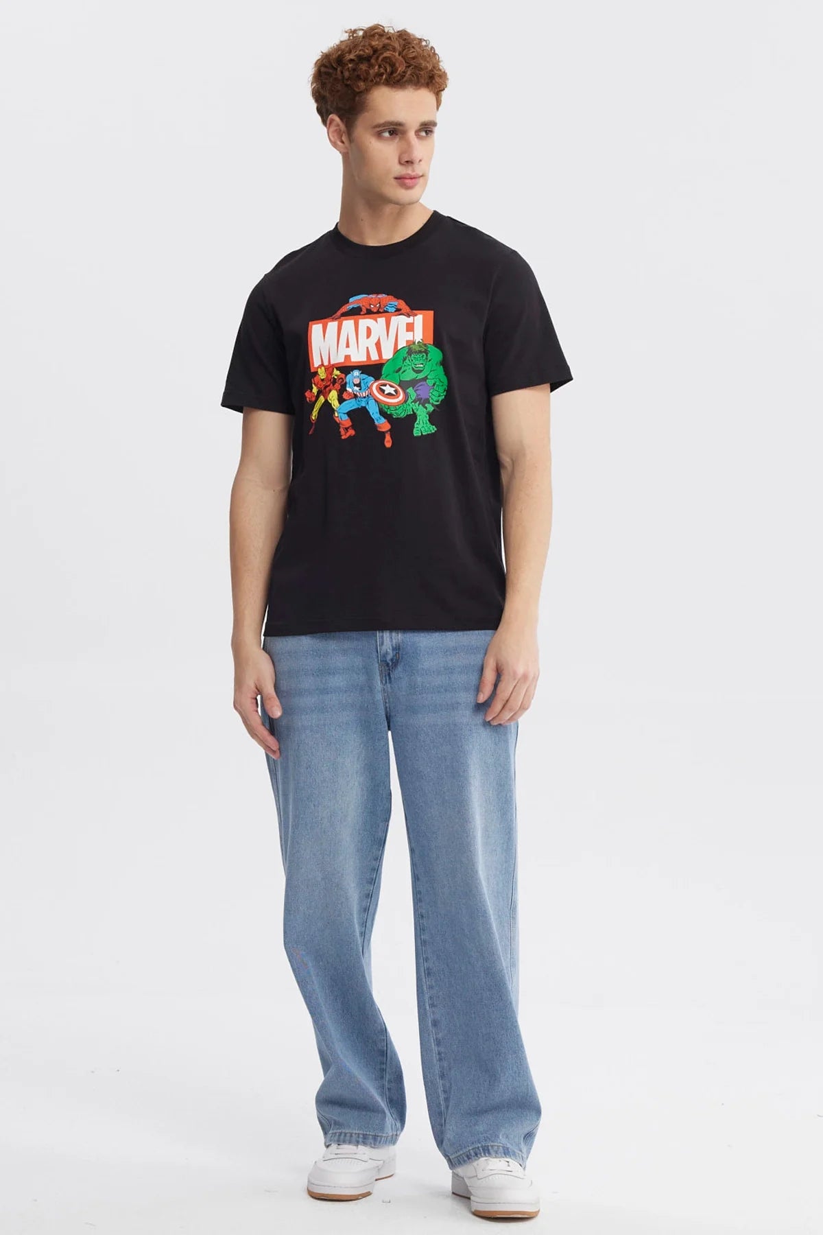 Polera negra con estampado colorido de los Avengers en estilo cómic, mostrando a Spider-Man, Iron Man, Capitán América y Hulk en acción, ideal para fans de Marvel.