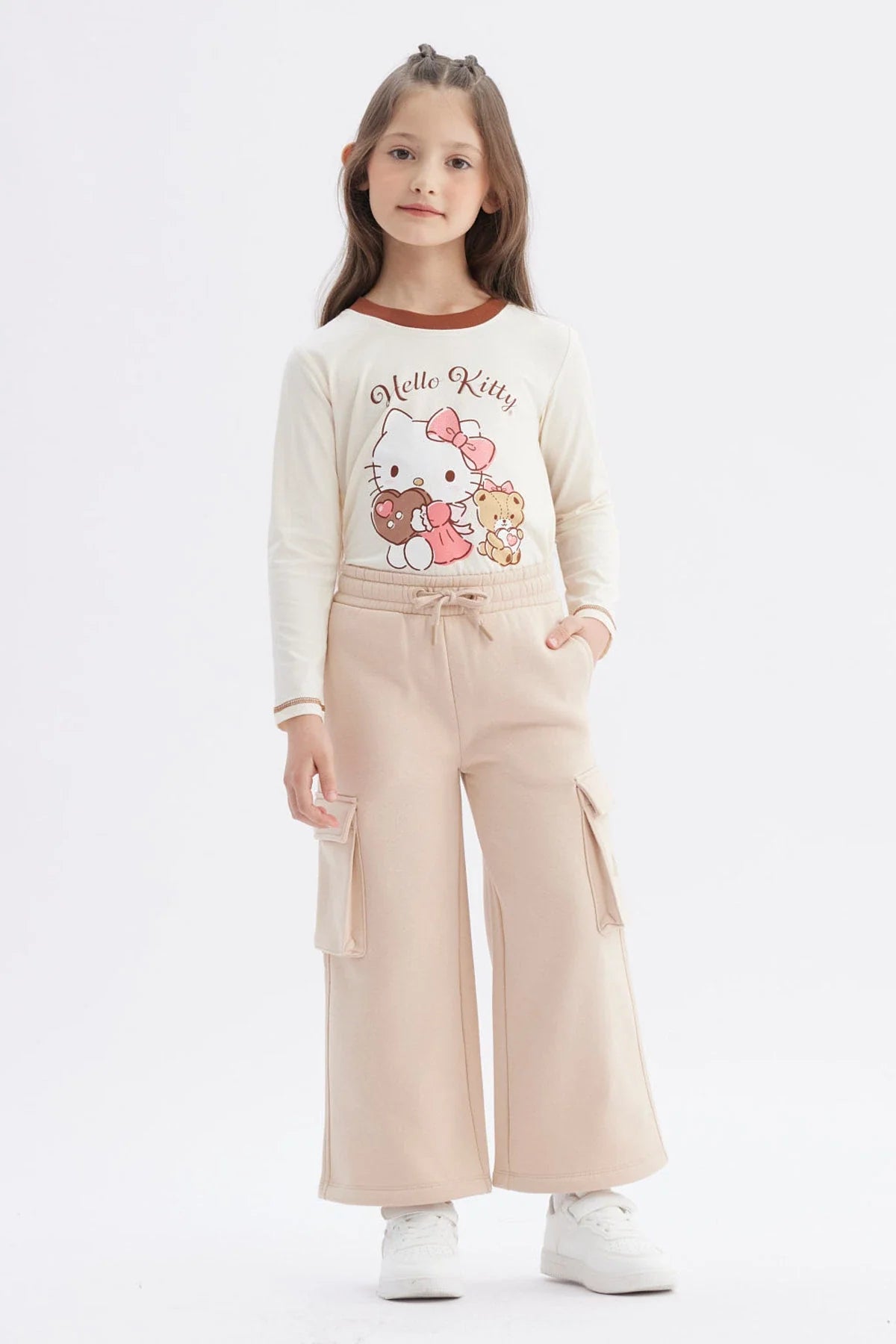 Pantalón buzo beige de corte amplio con bolsillos laterales, ideal para un look casual y cómodo, perfecto para los fans de la cultura pop.