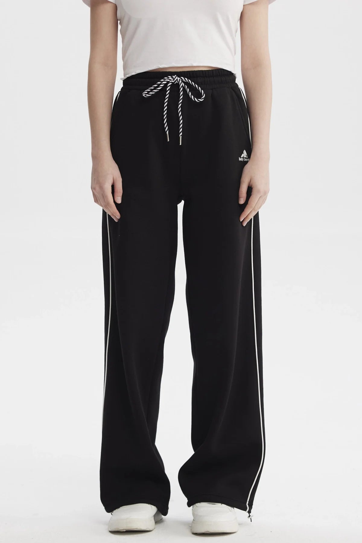 Pantalón buzo negro de Holly Concept con detalles en blanco, diseño moderno y cómodo, ideal para un look casual y urbano.