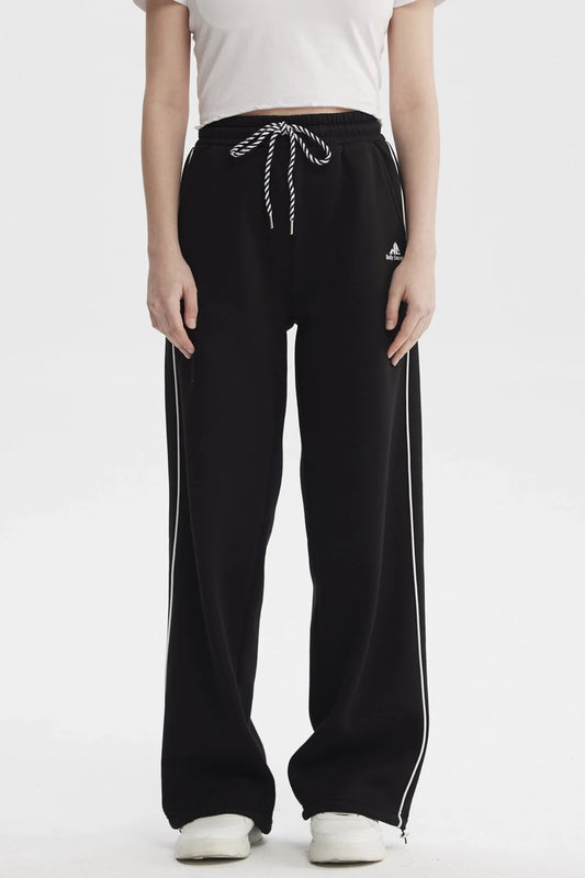 Pantalón buzo negro de Holly Concept con detalles en blanco, diseño moderno y cómodo, ideal para un look casual y urbano.