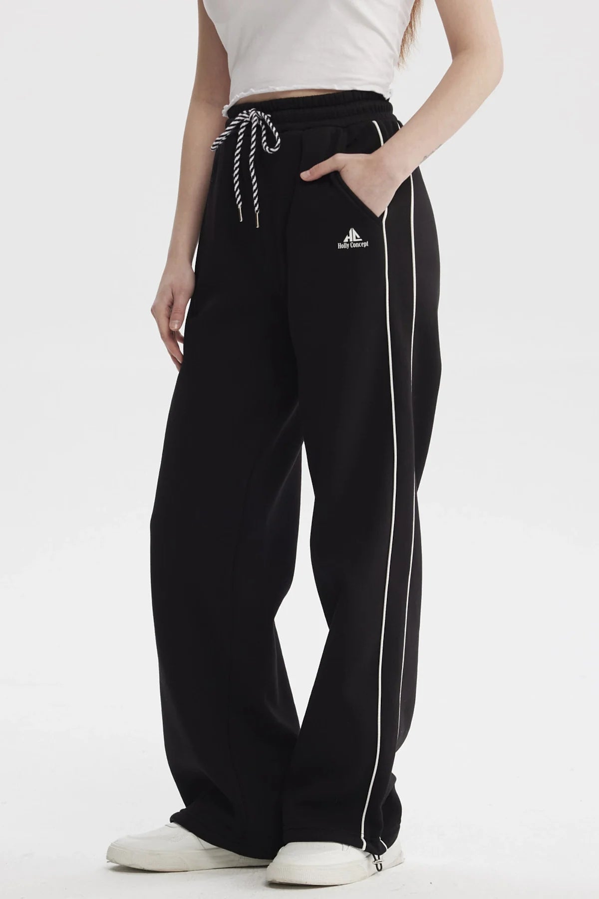 Pantalón buzo negro de Holly Concept con detalles en blanco, diseño moderno y cómodo, ideal para un look casual y urbano.