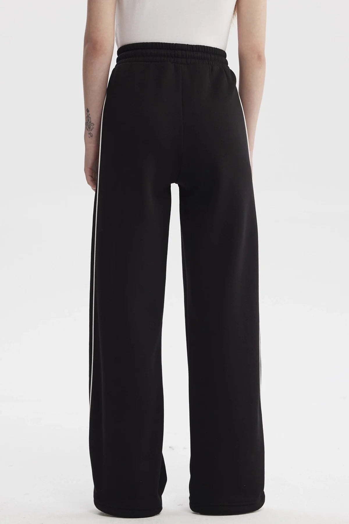 Pantalón buzo negro de Holly Concept con detalles en blanco, diseño moderno y cómodo, ideal para un look casual y urbano.