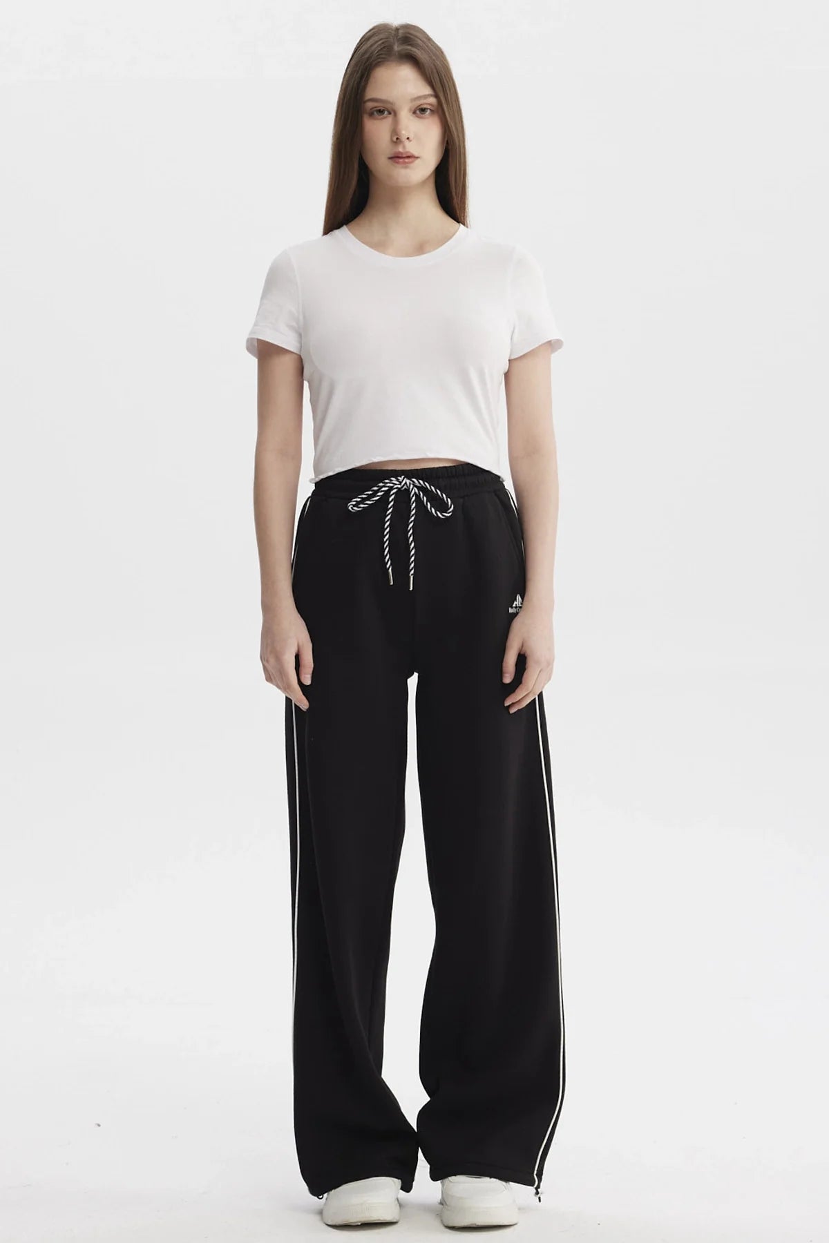 Pantalón buzo negro de Holly Concept con detalles en blanco, diseño moderno y cómodo, ideal para un look casual y urbano.