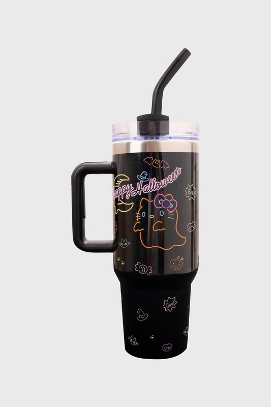 Botella negra de Hello Kitty para Halloween con ilustraciones de fantasmas y calabazas en colores vibrantes, ideal para mostrar tu amor por la saga.