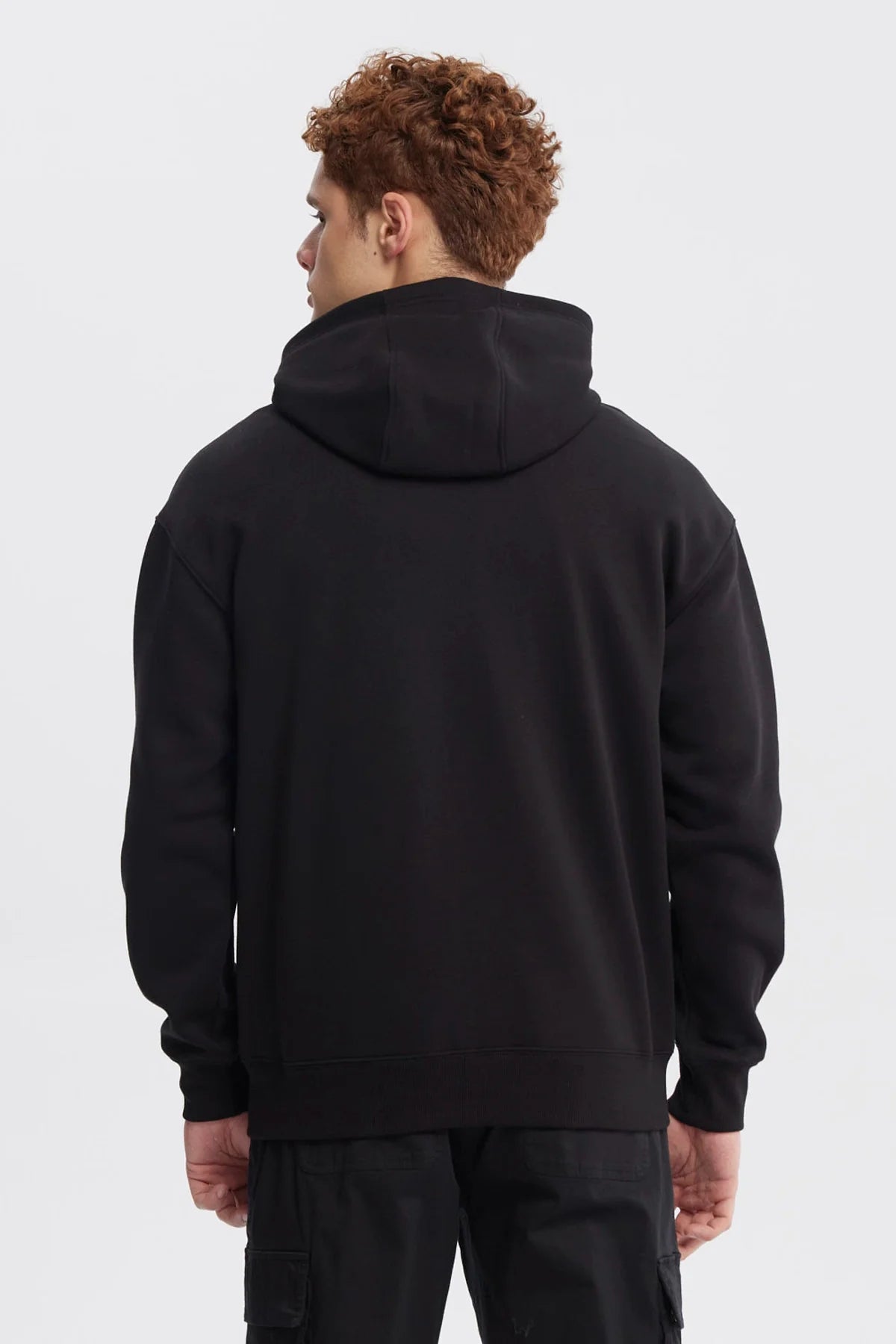 Polerón negro de Holly Concept con cierre frontal y capucha, presenta un logo minimalista en blanco en el pecho, ideal para los fans del estilo urbano.