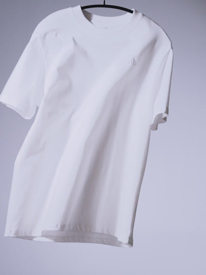 Polera oversize verde de algodón, con un diseño minimalista y logo sutil en el pecho, ideal para los fanáticos de la moda urbana.