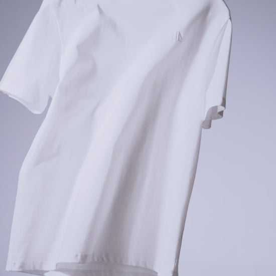 Polera oversize verde de algodón, con un diseño minimalista y logo sutil en el pecho, ideal para los fanáticos de la moda urbana.